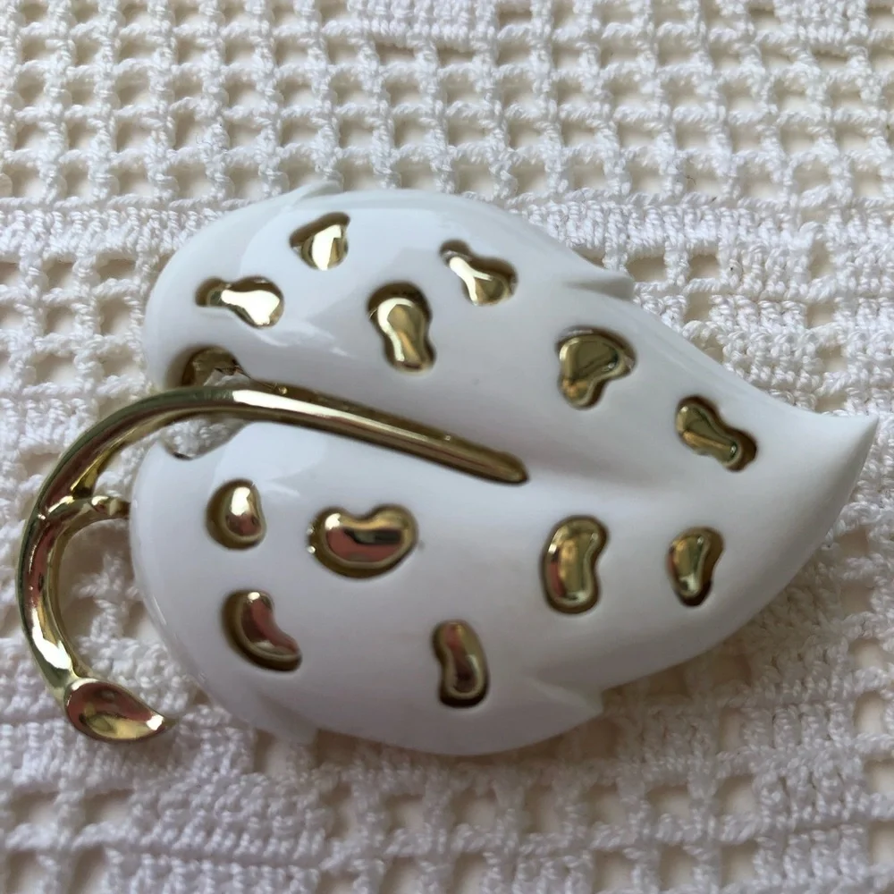 Sarah Coventry white leaf brooch 1970's vintage gold tone vintage